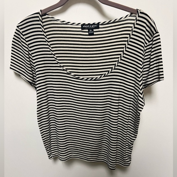 ABOUT  A GIRL SHORT SLEEVE TOP. SIZE XL - Picture 4 of 6
